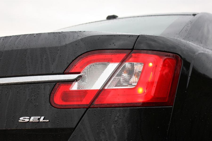  Ford Taurus 2010 года  (фото 17 из 161)